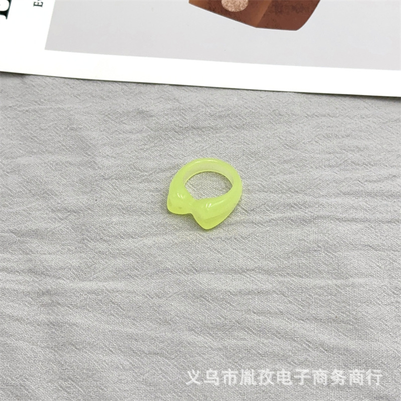 Japonés y coreano transfronterizo nuevo anillo de arco de efecto de nube de resina fresco dulce viento red anillo de diseño rojo