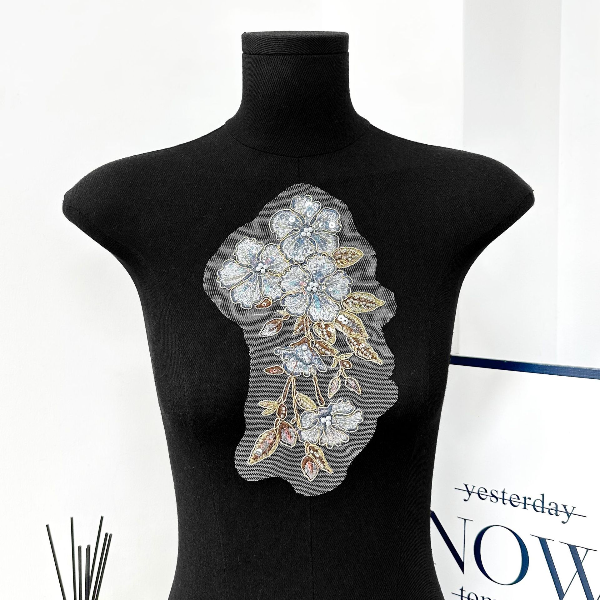 Hecho a mano de encaje cuentas bordadas parches de flores tricolores clavos de tela cuentas de ropa accesorios de decoración DIY