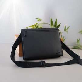 L驴男士2023新款MESSENGERVOYAGE 牛皮单肩斜挎包信封包图片实拍