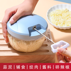 ニンニクの神器をいじって手で手でニンニクのニンニクの粉砕器をつぶします。