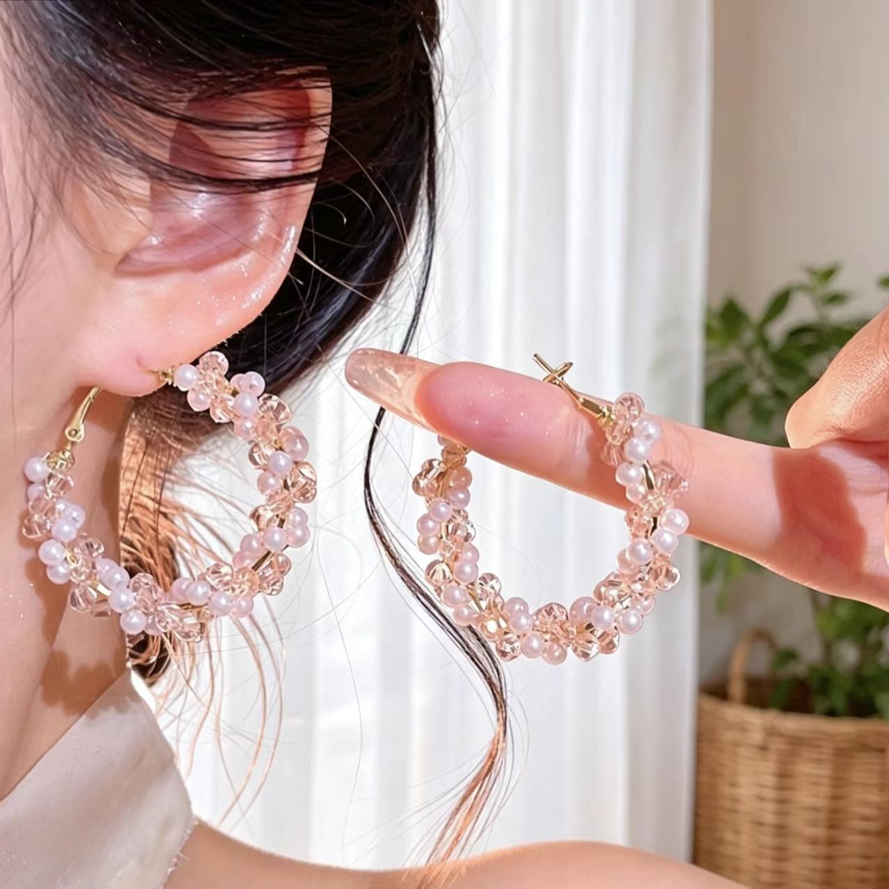 New Style Earrings with a Light Luxury and Fashionable Vibe, Versatile Pearl and Pink Crystal Wrapped Around Geometric Circles, Sweet and Cool Style, Handmade Ear Hoops