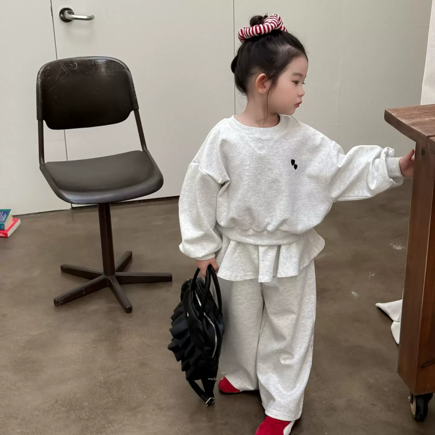 2025秋季新款童装 韩版童装 女童时尚爱心刺绣套装 幼儿园套装