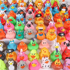 越境創意の小さい黄色のアヒルの子供の入浴するおもちゃのメーカーの現物は浴室の水遊びのおもちゃを卸売りします。