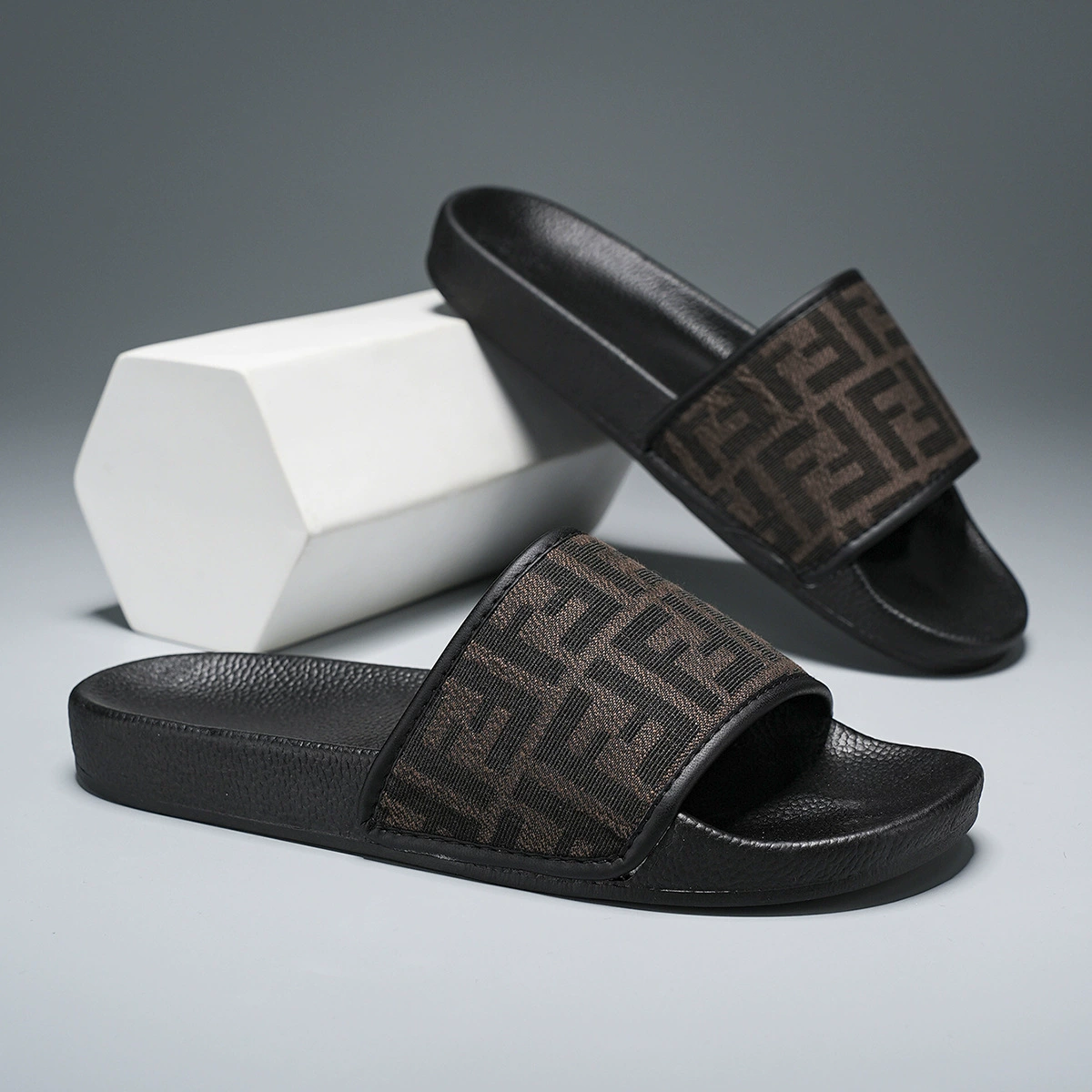 Европейские тапочки 2025, мужские повседневные тапочки, летняя европейская и американская модная верхняя одежда, легкие пляжные сандалии на мягкой подошве