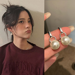 欧陽娜娜は同じ真珠のイヤリングの新型の高級感があります。