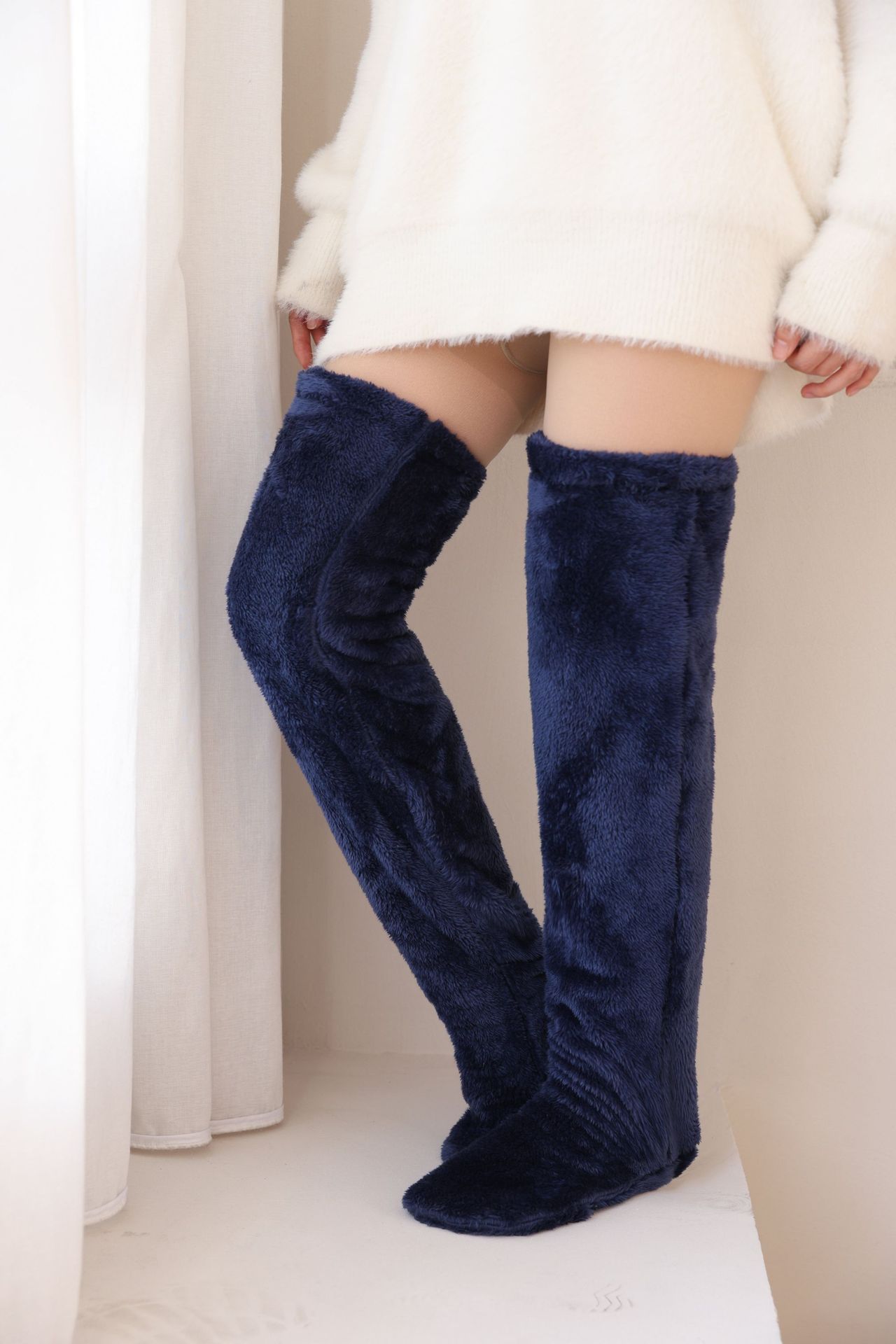 2023 Otoño e Invierno transfronterizo Amazon estación independiente oso de peluche calcetines de piso medias rodilleras calcetines altos calientes para las mujeres