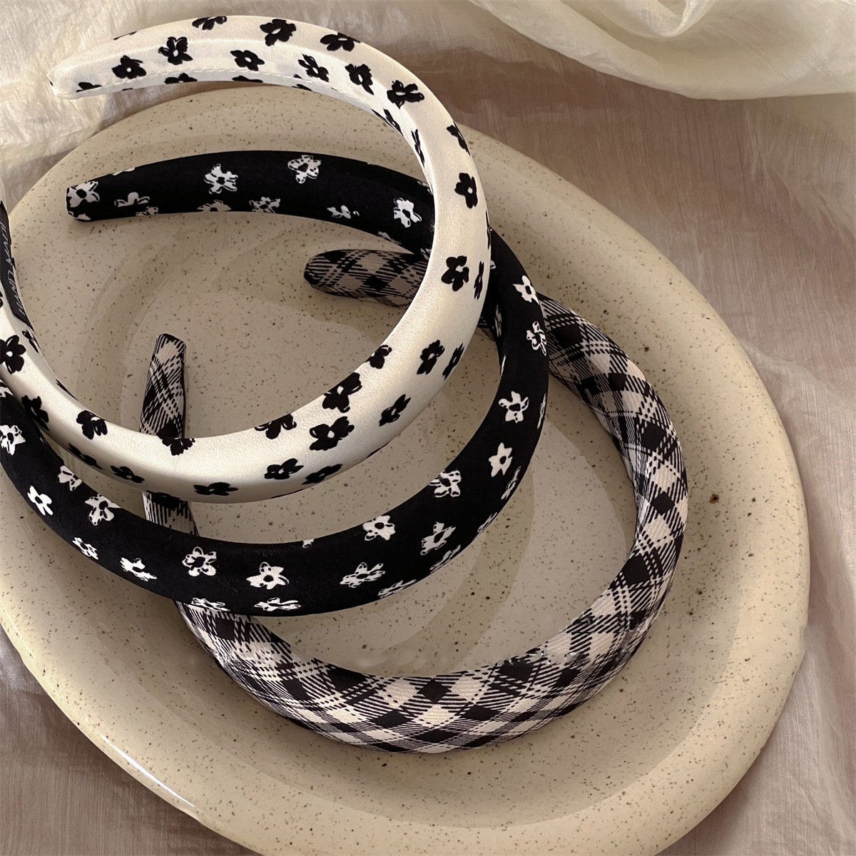 Bandeau à larges bords assorti de couleur noire et blanche rétro française pour femme, tempérament de début d'automne accru, haut de tête de mort, plaid floral, pressage des cheveux_voghion.com