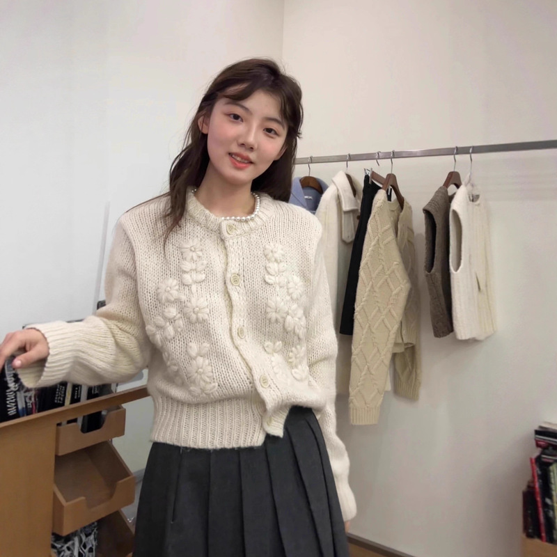 Qiao Mei's Same Style Embroidered Flowers Fresh and Sweet Knitted Cardigan 2025 Early Autumn New Korean Style Versatile Design
