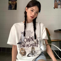 夏のアメリカの高い街の半袖の猫のアルファベットのプリントのtシャツの女性の2025新型のカジュアルな百合の上着