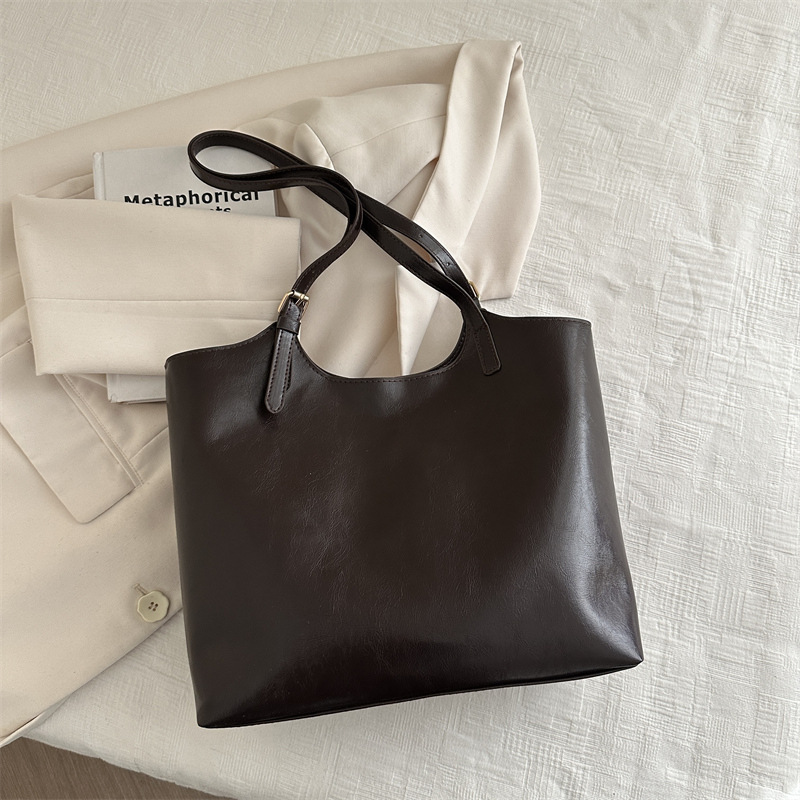 Bolsa de hombro para mujeres 2025, nuevo otoño y invierno, estilo retro, sensación versátil, bolso de viaje de gran capacidad, bolso de color sólido