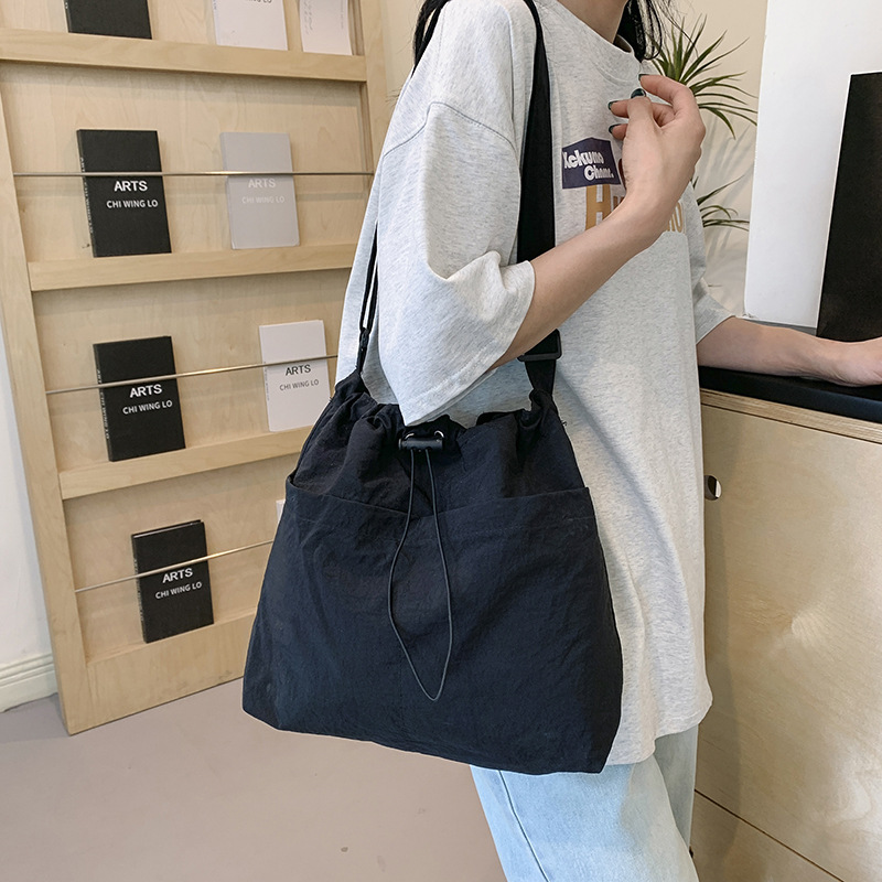 A stylish single-shoulder crossbody bag for 2024, a large-capacity casual commuting bag for classes, and a beautiful and fashionable underarm bag for women undefined