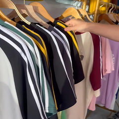 韓国版の夏の新しいシンプルなスタイルの多用途な3本のバーの女性のトレンディなファッションルーズ半袖Tシャツトレンディなトップ
