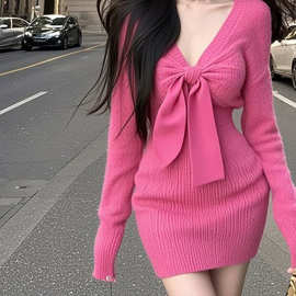 玫红色低领褶皱针织衫连衣裙女秋季法式名媛千金包臀短裙