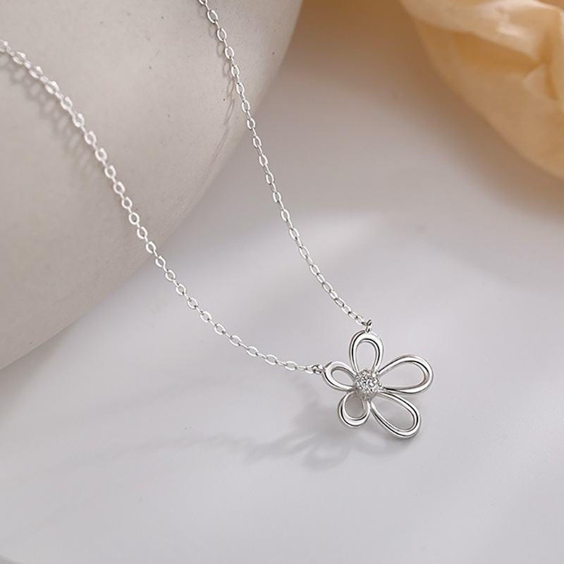 Collar de flores para mujer, lujo ligero, diseño de nicho, micro incrustaciones, circón, cadena de clavícula de flor de cinco pétalos, collar de flor de sol de acero inoxidable