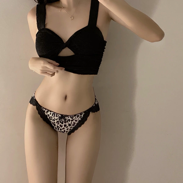 Gray leopard print