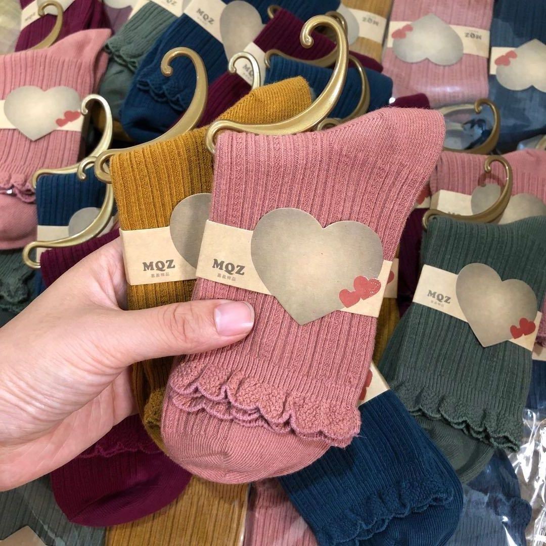 ¡Cada par tiene ganchos! Otoño de las nuevas mujeres de encaje de media pantorrilla calcetines de doble aguja de algodón peinado medias de color caramelo al por mayor