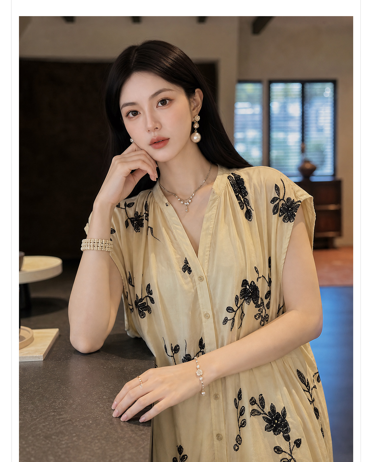 Đầm maxi nữ thắt eo phong cách tân Trung Hoa, cổ tròn, tay ngắn, thân suông, tùng váy xòe nhẹ, gấu váy xẻ tà, chất liệu voan mỏng phối ren thêu hoa và đính cườm lấp lánh — Vàng nhạt chi tiết 3
