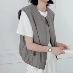 2025夏の新型純色の百合のゆったりとしたファスナーの丸首の袖なしのポケットの馬甲は重ねてコートの女性の薄い金を着ます。