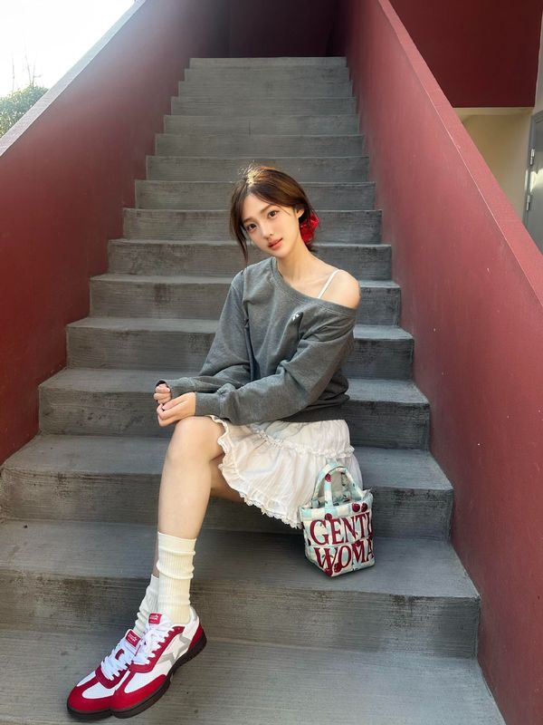 韩系慵懒风斜肩卫衣女春季新款松弛感灰色长袖宽松显瘦辣妹上衣潮|undefined