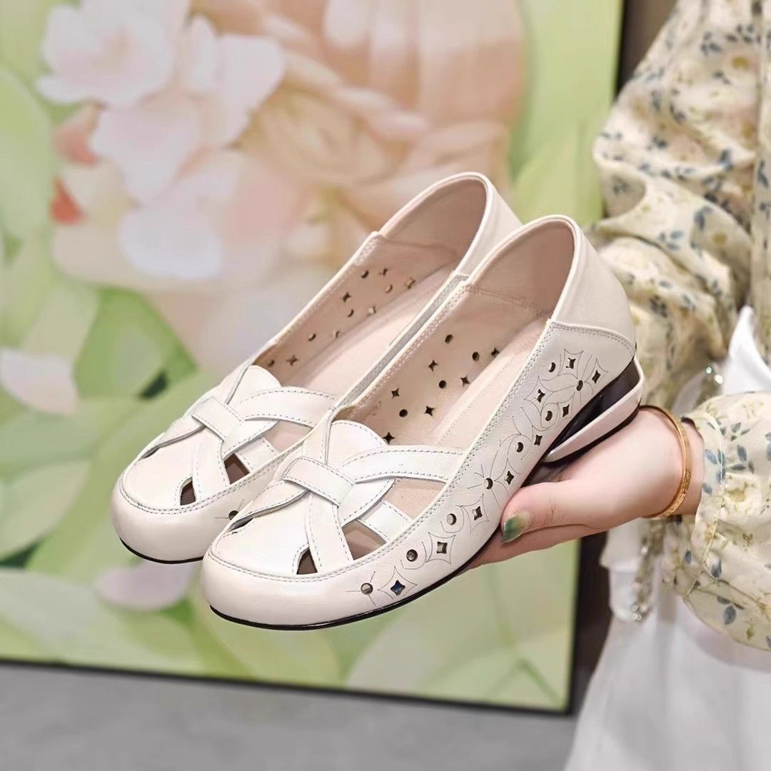 Sandalias 2026 verano nuevo hueco transpirable zapatos casuales de mediana edad cómodos zapatos de mujer madre suave