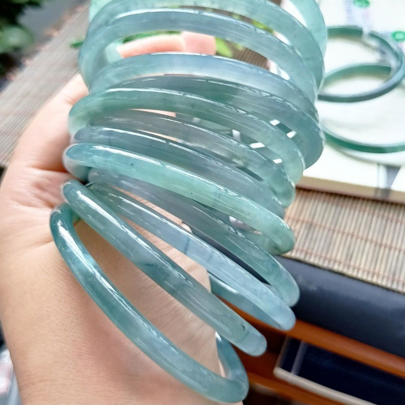 Vòng tay ngọc bích A dạng tròn mỏng, chất liệu ngọc bích tự nhiên, màu xanh nước – xanh tím, bề mặt bóng mịn, hoa văn nổi tự nhiên — Vòng tay thanh mảnh ngọc A hàng chính hãng đảm bảo A chi tiết 4