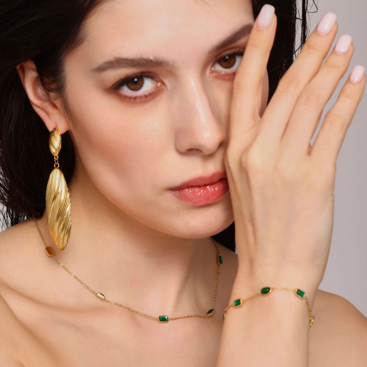 Zircón de acero inoxidable incrustado a mano collar de zircón esmeralda pulsera en un conjunto de estilo de nicho hermoso