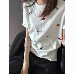 韓国の楽しい漫画プリント右肩痩身半袖 Tシャツ女性のための夏 2025 新しいニッチデザインショートトップ