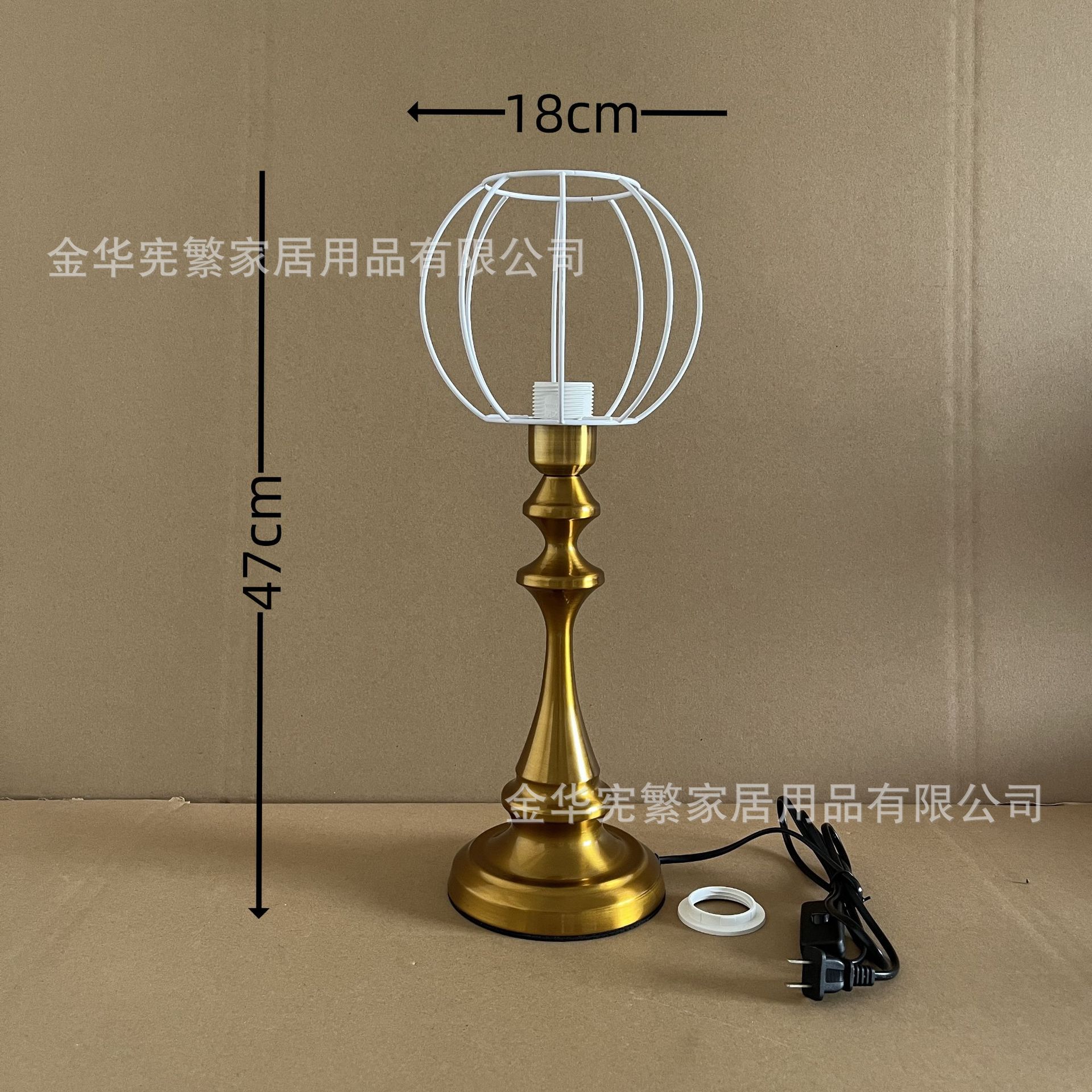 Xiaohongshu recomienda la combinación de marco de hierro con base de metal grande de cobre antiguo dorado E27 con lámpara de mesa retro casera de bricolaje