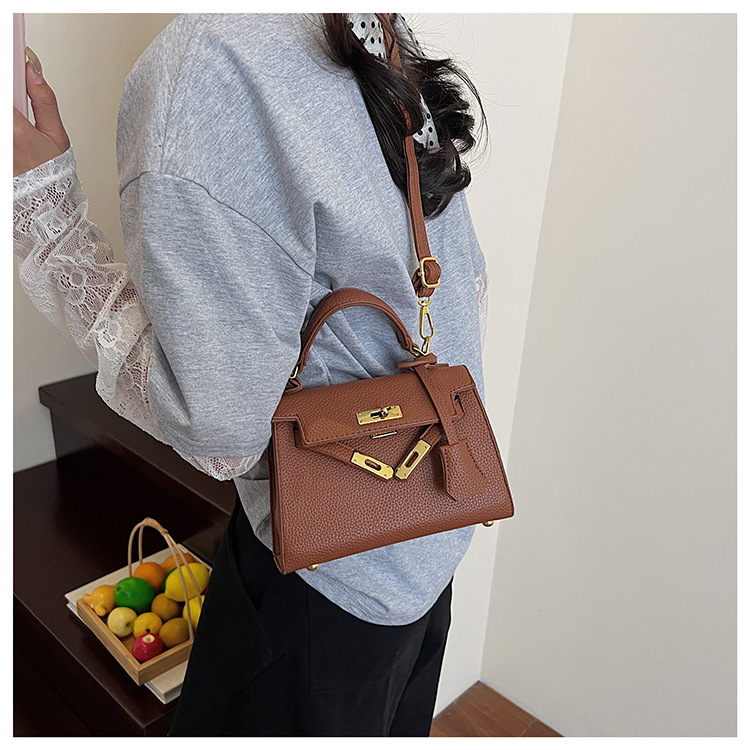 This year, a new women's casual summer single-shoulder crossbody bag with a niche design is in vogue. The hand-held small square bag is popular undefined