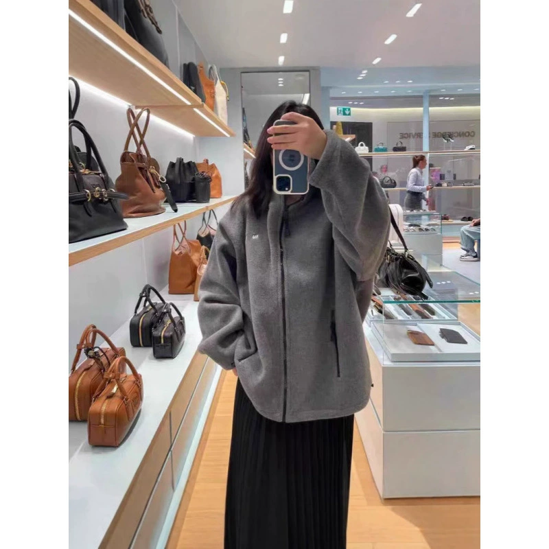 Мужская и женская куртка-флис miu2025: новая осенне-зимняя модель, приталенный крой, простой дизайн, модный логотип, серый цвет, свободный крой, верхняя одежда для пар.