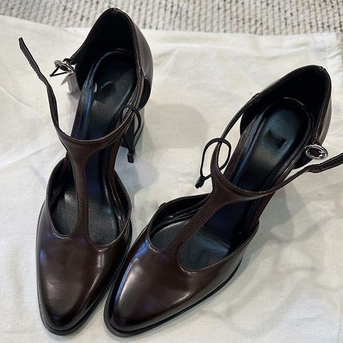 Stylish Mary Jane shoes with versatile design, leg-length accentuating features, retro British style, pointed toe, and T-strap high heels.