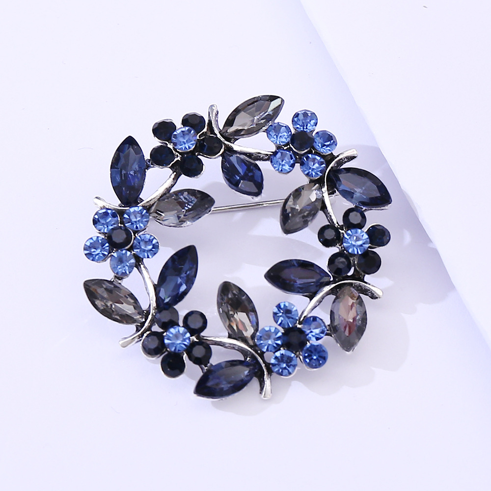 Broche branche d'olivier en forme de branche d'olivier, ornée de cristaux et de diamants, style coréen. Accessoires de mode disponibles en stock et en vente à l'unité._voghion.com