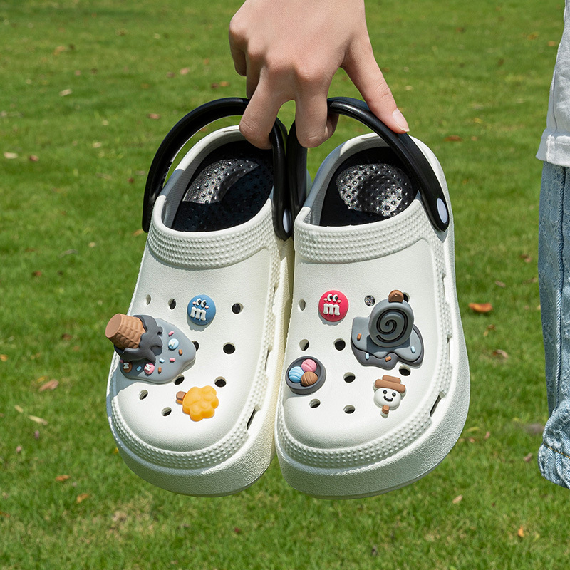 Dopamine-enhanced platform clogs for women, perfect for summer wear, trendy non-slip, height-increasing beach sandals, closed-toe slippers, swing shoes.