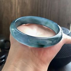 工場価格のグアテマラの新しい穴の翡翠の腕輪の氷の種の青い水は花の正装の腕輪の幅のタイヤの玉の腕輪の女性の気質を漂わせます。