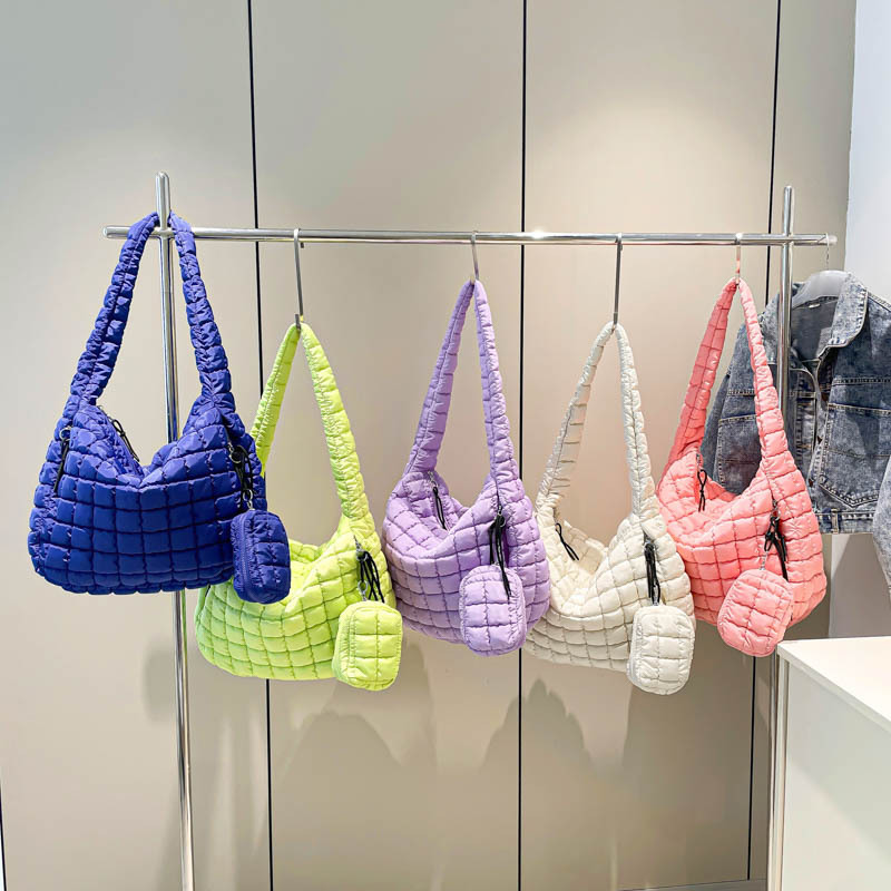 Venta al por mayor transfronteriza de bolsos de nubes plisadas nuevos bolsos maternos versión coreana de bolsos de plumón con algodón tote bolsos de hombro único de gran capacidad