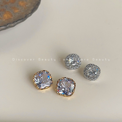 Exquisite niche sugar cube zirconia earrings for women, fashionable, high-end, light luxury earrings, versatile earrings for commuting, temperament and earrings