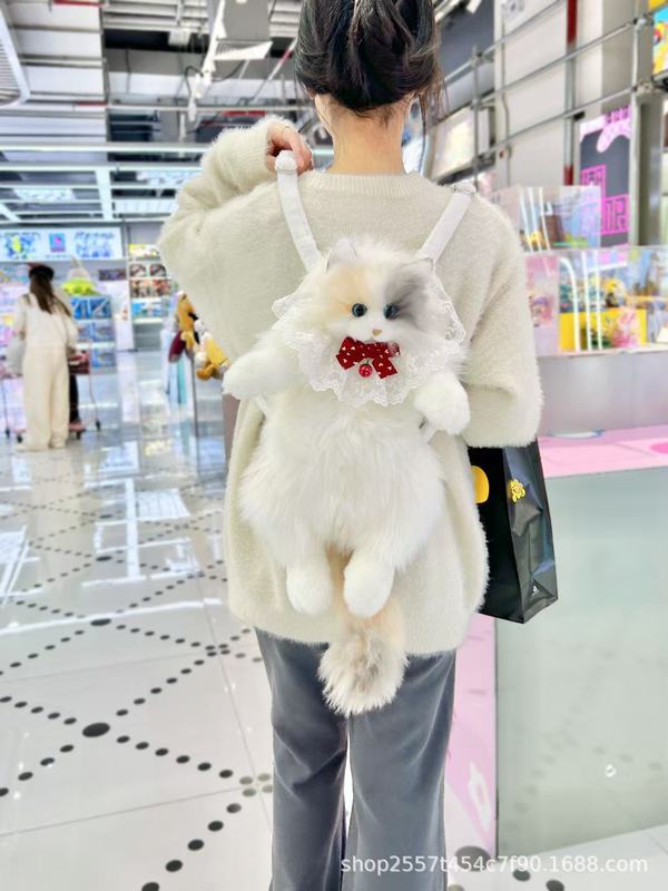 震え音の同じタイプの三花猫は猫の人形のぬいぐるみのぬいぐるみの猫のリュックサックの誕生日プレゼントをシミュレーションします。|undefined