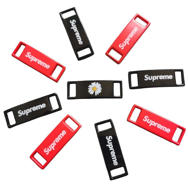 起爆空軍1号連名のファッション靴は黒い赤いデイジーの金属の靴のひもの派のカップルのアクセサリーを掛けて郵送します。