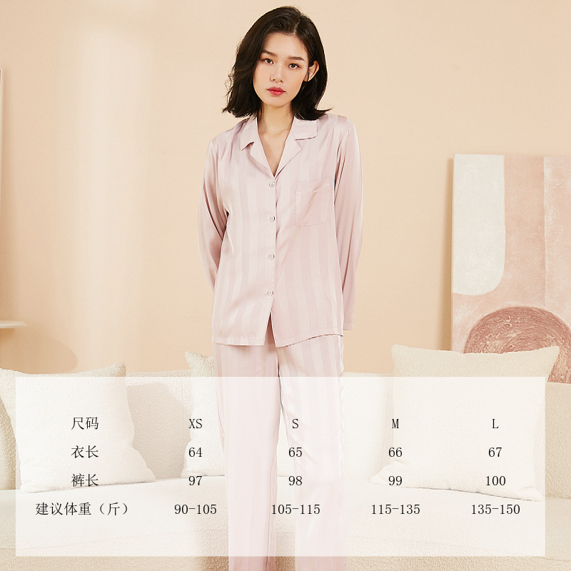 긴 어두운 줄무늬 보라색 재킷