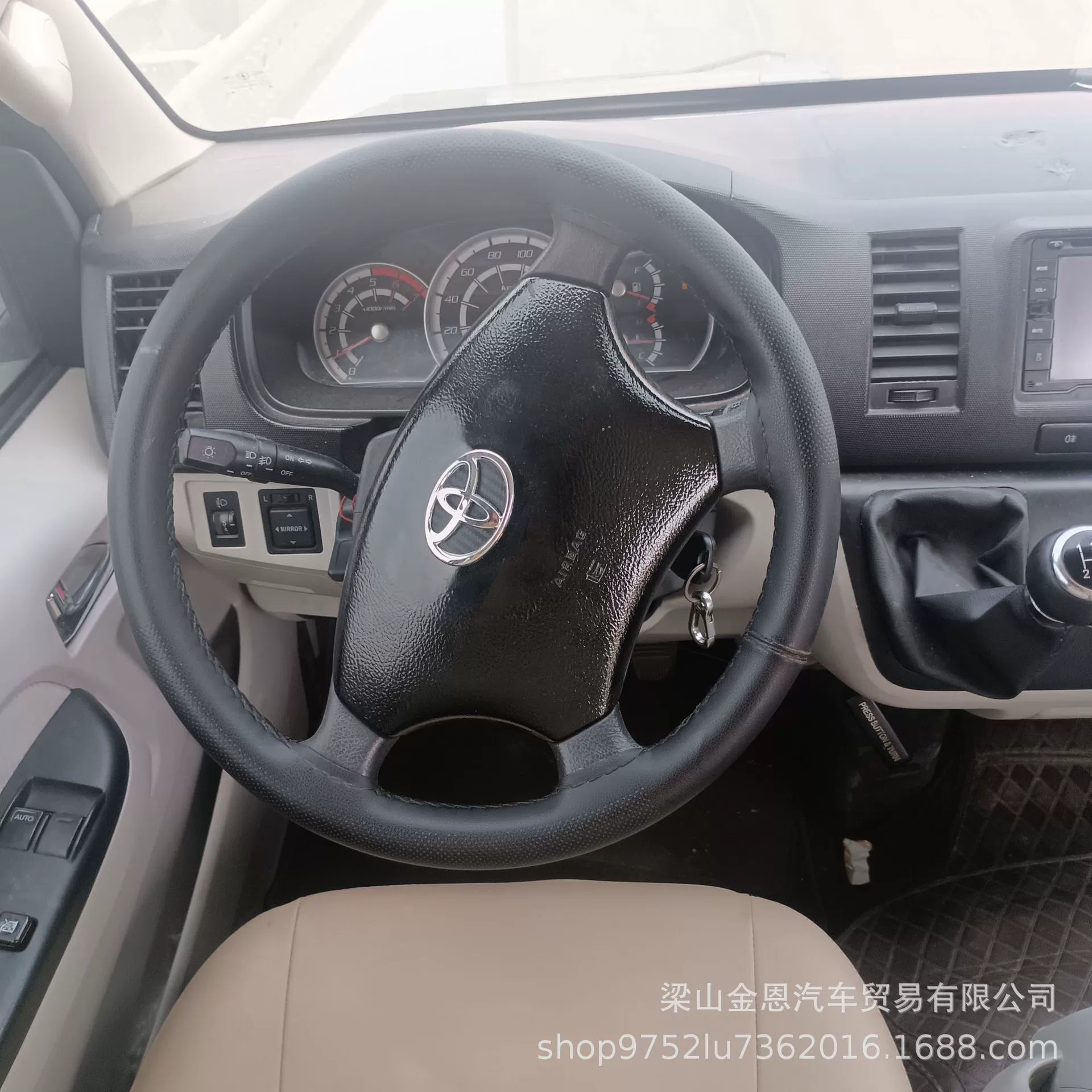 Восстановленный экспортный Toyota Hiace на 14 мест с кожаными сиденьями, автоматической дверью, проводкой, шинами, комфортным управлением и деревянным полом.