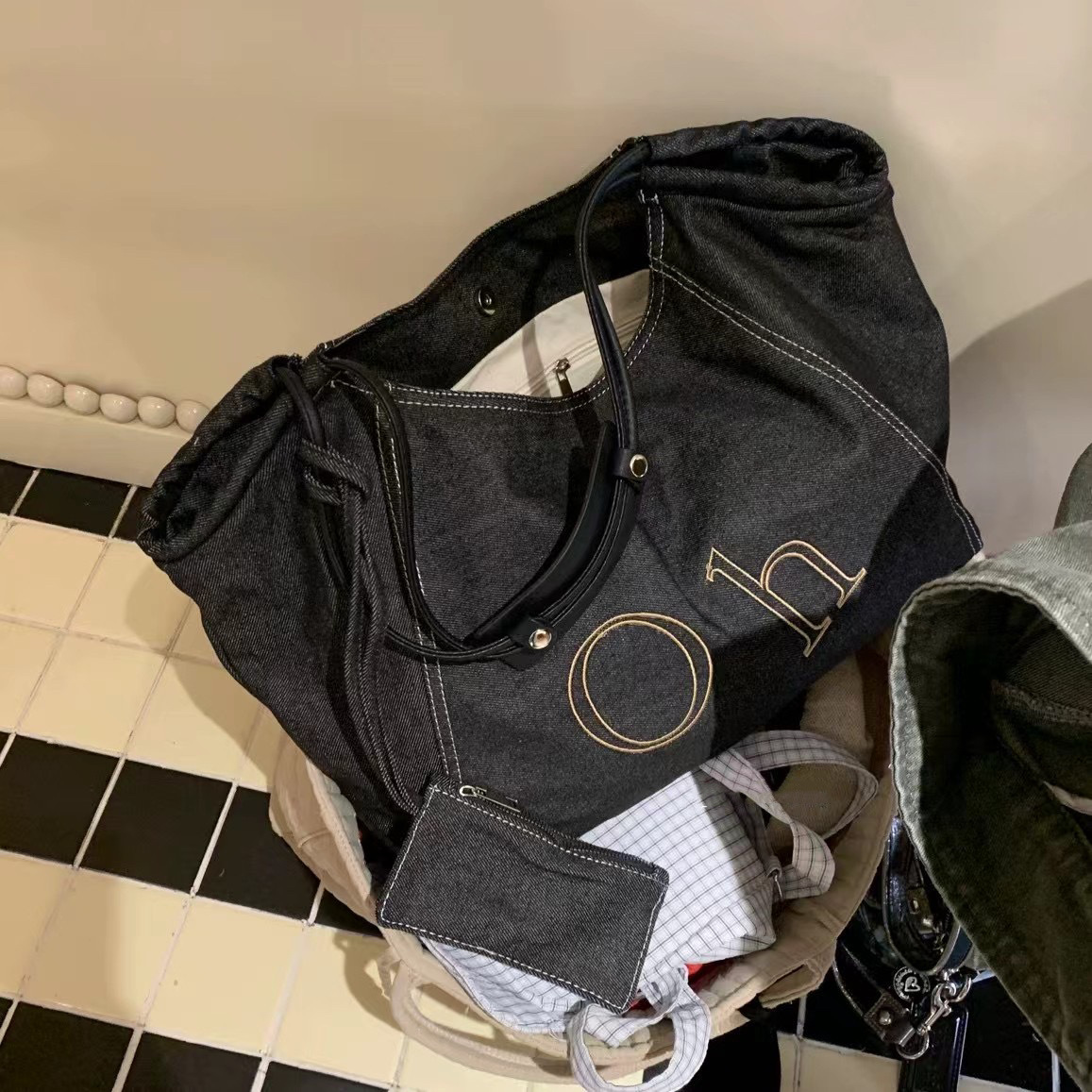 여성을위한 한국 문학 복고풍 데님 토트 백 2025 새로운 대용량 클래스 숄더 백 통근 엄마 가방