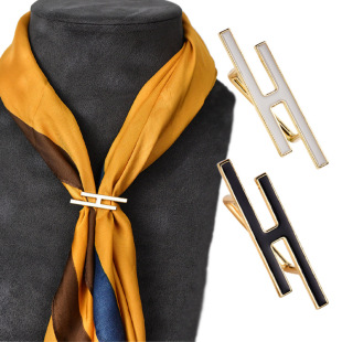 Fashionable all-match niche design dripping oil H silk scarf buckle silk scarf buckle brooch T-shirt hem shrink buckle