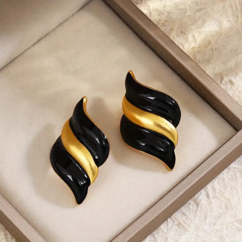 Silver pointed spike labret stud material detail