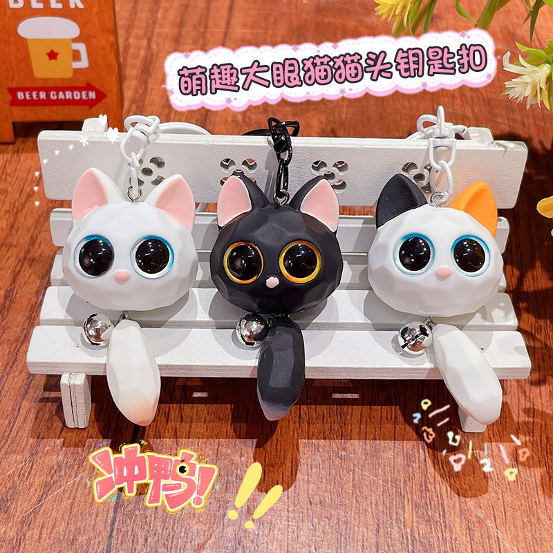 創意的で可愛いアニメ樹脂の大きい目の猫の頭の立体の公仔のカップルは尾の猫のペンダントのキーホルダーの贈り物を掛けます。|undefined