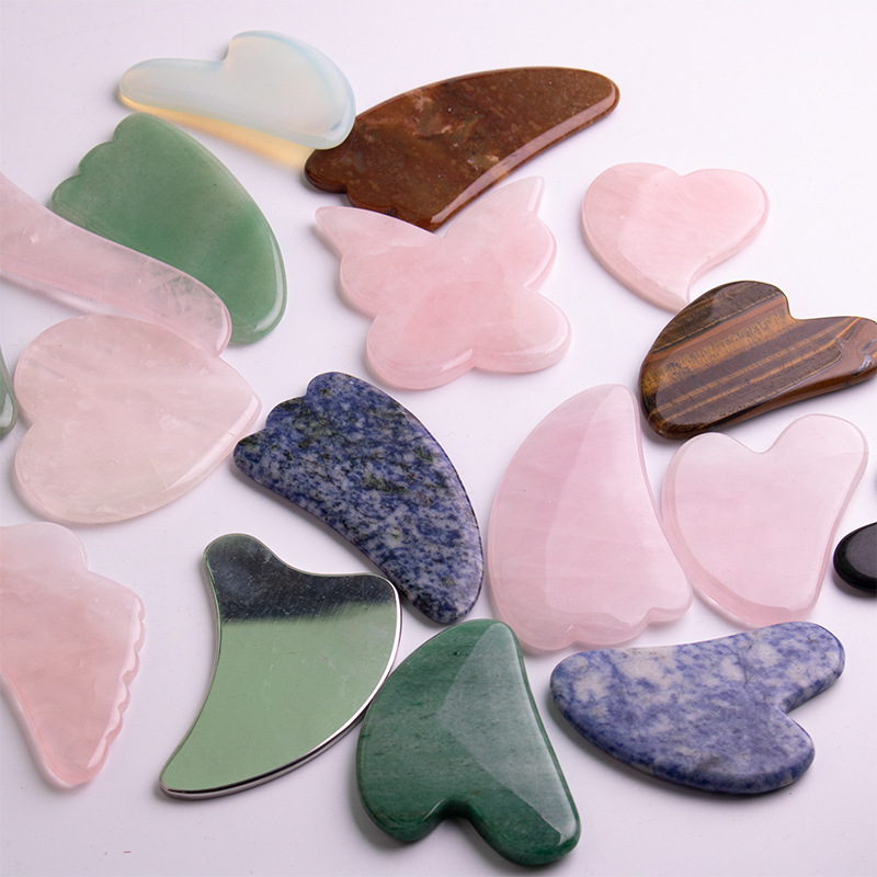 Venta directa de fábrica polvo de cristal en forma de corazón raspado Xiuyu Jade rodillo masajeador facial masaje de belleza en stock al por mayor