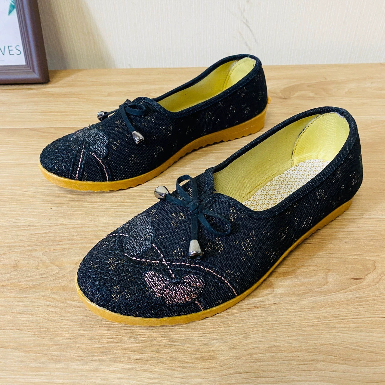 Новые старые Beijing cloth shoes вышитые цветы дамы обувь этнический стиль говяжий тендон низко-скользящие плоские половые танцевальные туфли супер мягкая подошва материнские туфли