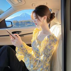 2025年の春のファッションの新型のきれいな小さいシャツの高級感の軽贅沢な年齢の洋風のフランスの黄色の花のシャツ