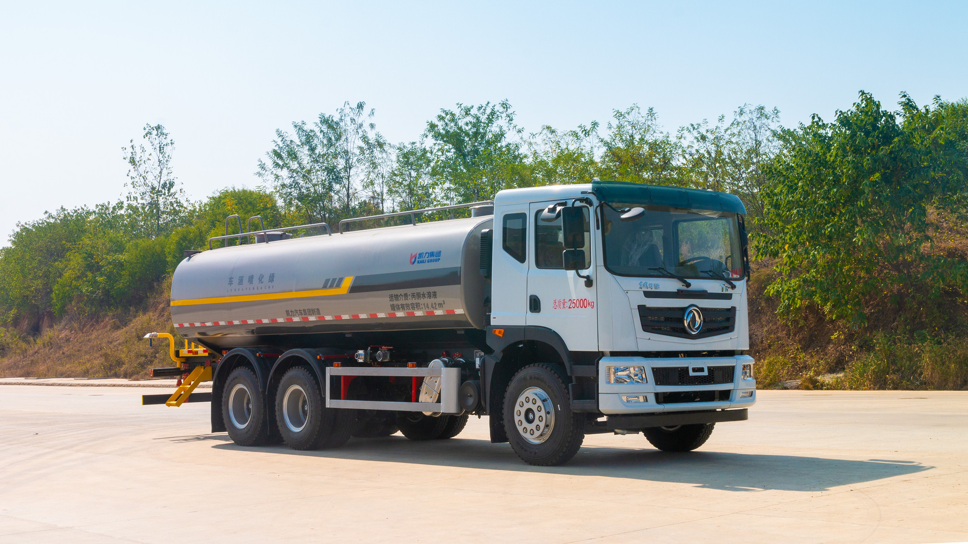 Dongfeng Huashen Hou Shuangqiao 22 Square Sprinkler Truck, Used for Factory Watering on the Construction Site, Landscaping Sprinkler Truck