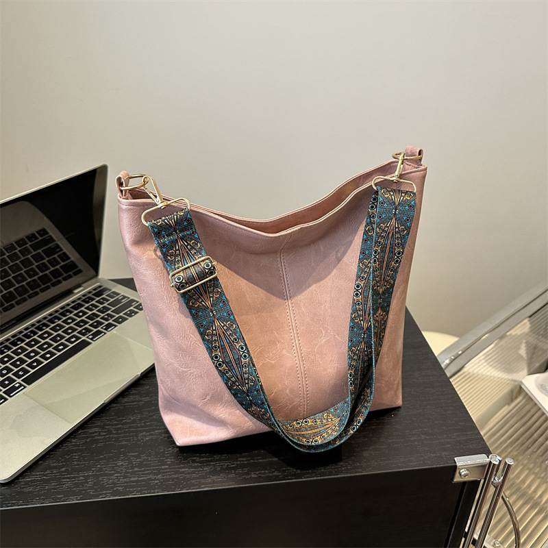 Gran capacidad de superficie suave ocio verano 2024 nueva moda temperamento de tendencia axilar correa de hombro ancha bolso de mujer