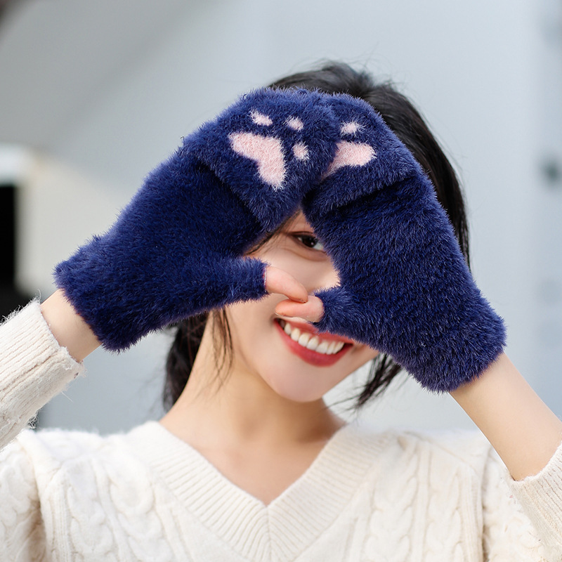 ふたをして手袋をします。女性は冬に萌えます。|undefined